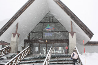 富山県 スノーバレー利賀スキー場 ベースの「セントラルプラザ」入り口